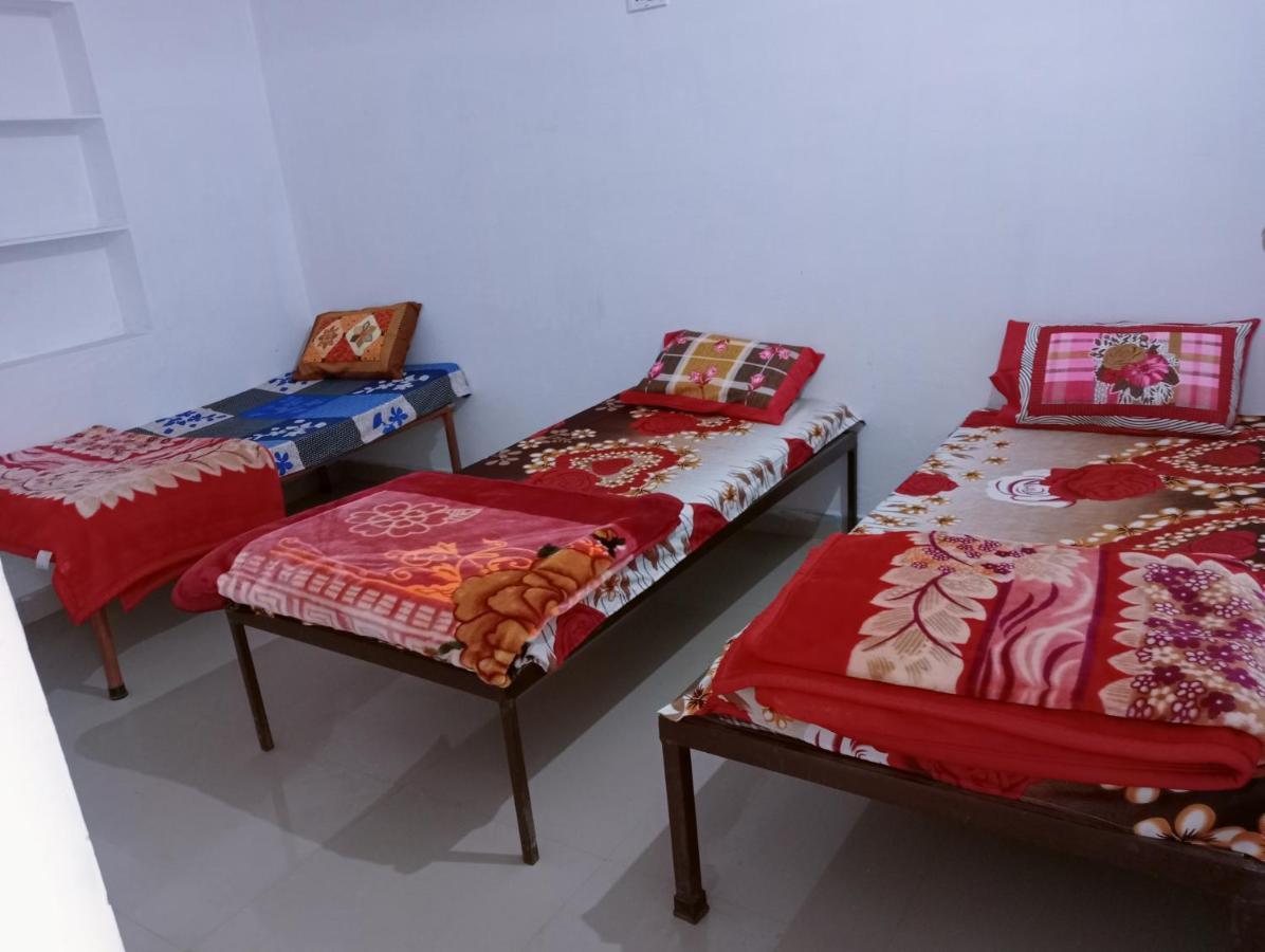 Veera'S Hostel Пушкар Екстериор снимка